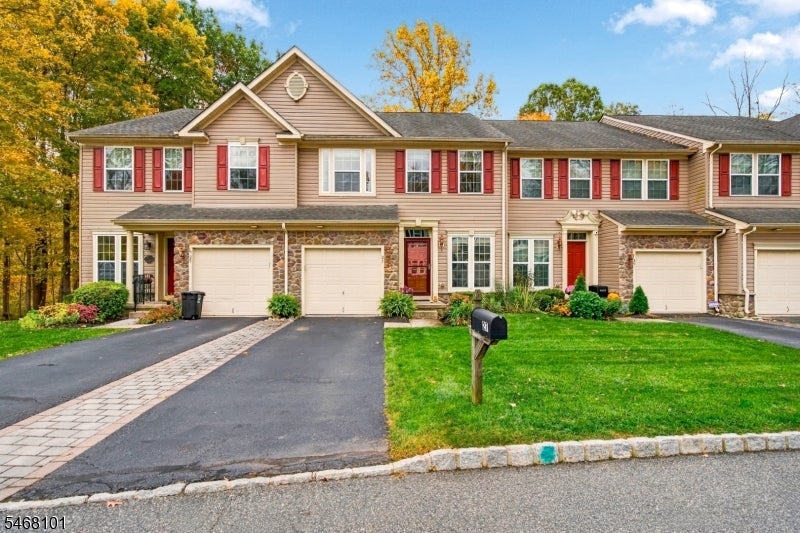 27 Village Ln