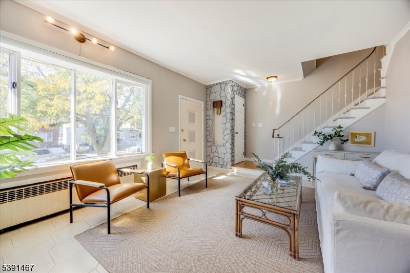 65 E Gouverneur Ave
