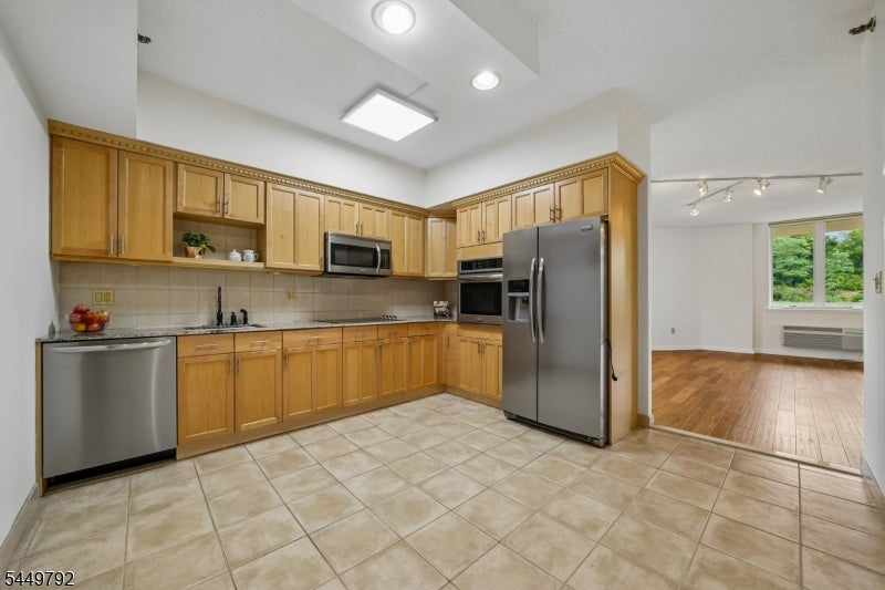 10 Smith Manor Blvd 820