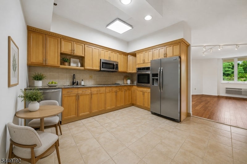10 Smith Manor Blvd 820