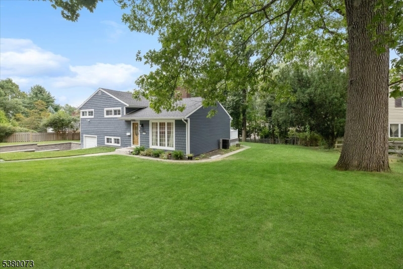208 Busteed Dr