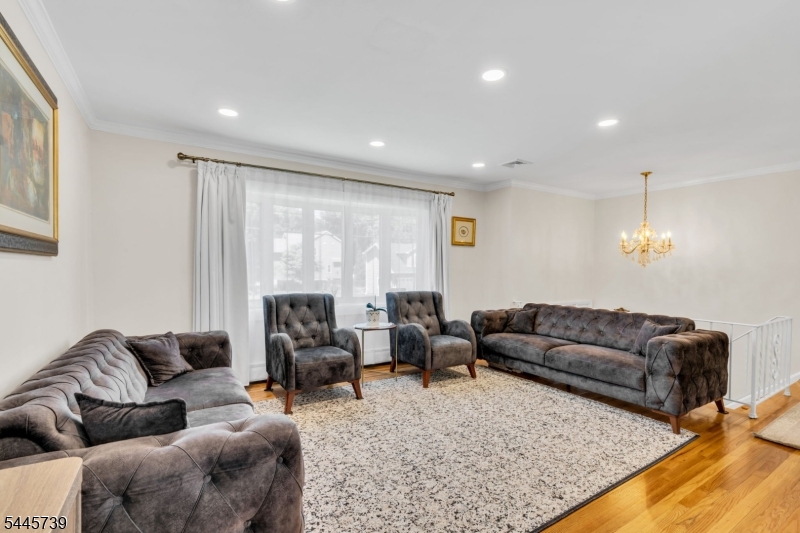 33 Oak Ave