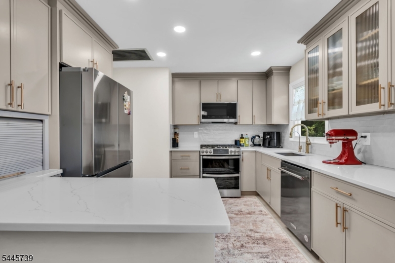33 Oak Ave