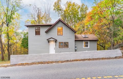 Photo of 292 Macopin Rd, Bloomingdale, NJ 07403 (MLS # 3994843)