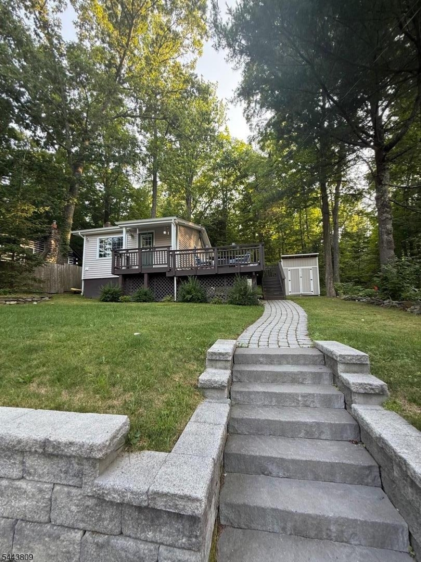 105 Lakeside Dr