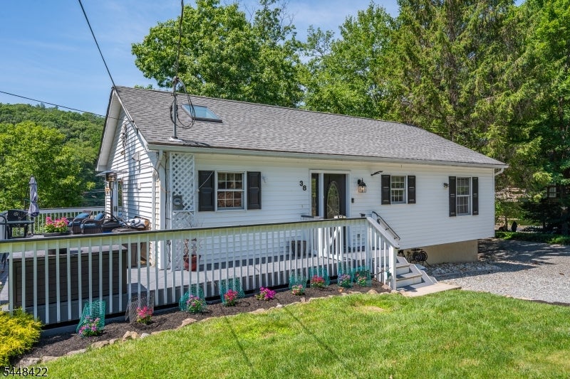 38 Oneida Ave