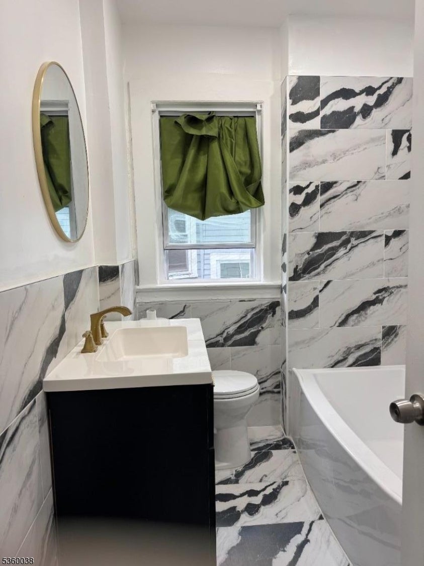 33 Grumman Ave, Apt 2.