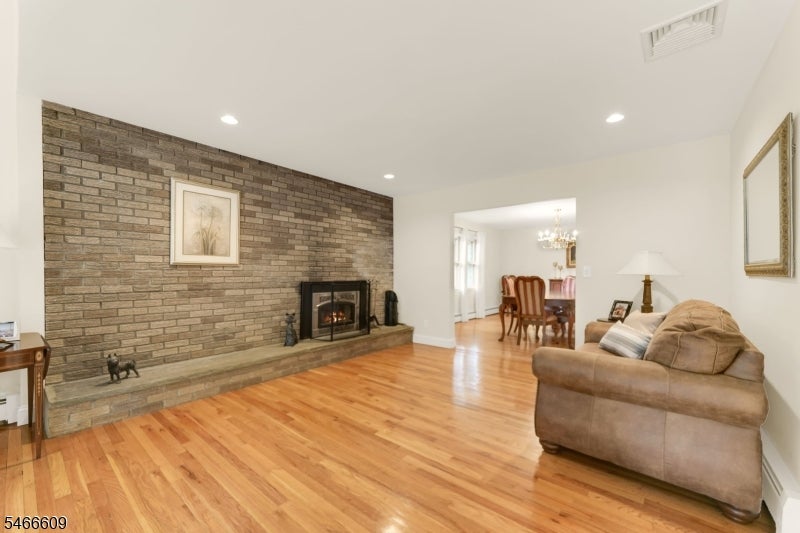 10 Edward Circle