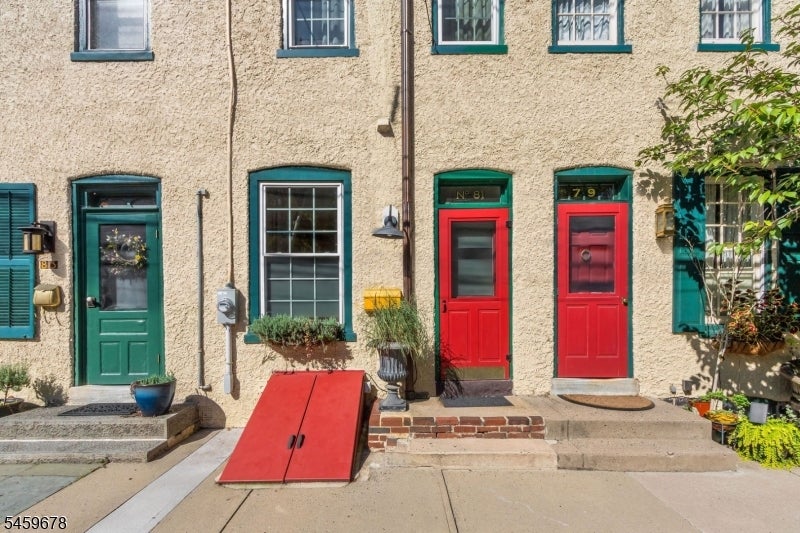 81 S Main St