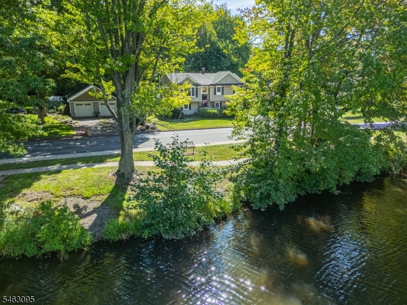 33 Lakeside Ave
