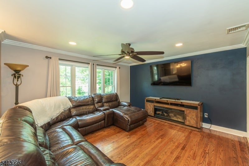 33 Lakeside Ave