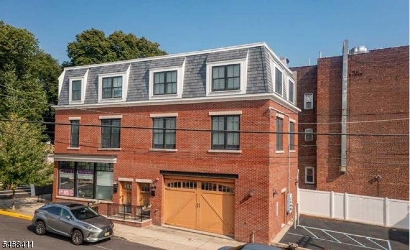 368 Paterson Ave Left