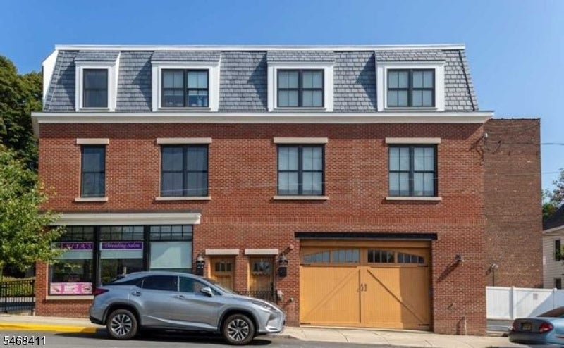 368 Paterson Ave Left