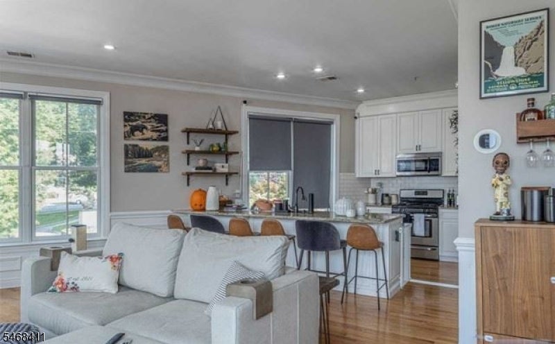 368 Paterson Ave Left