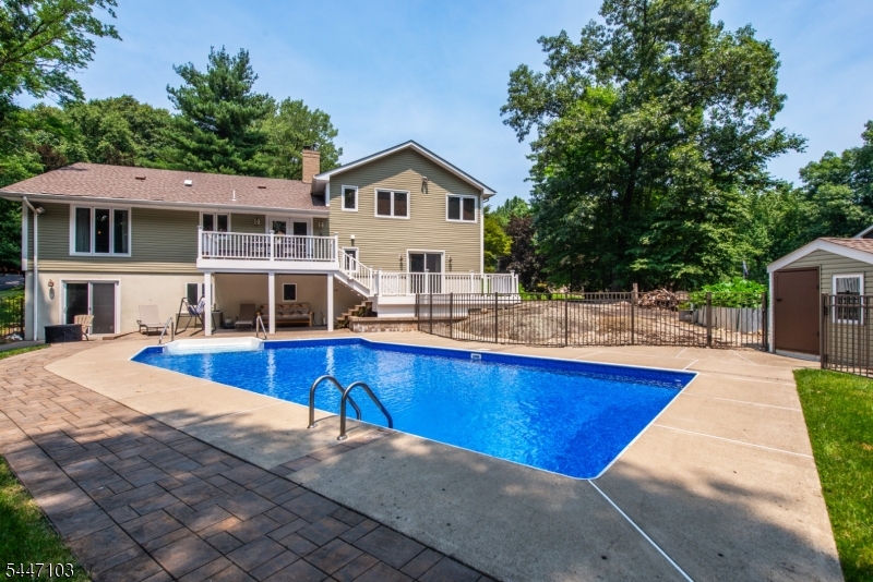 16 Tumbling Brook Rd