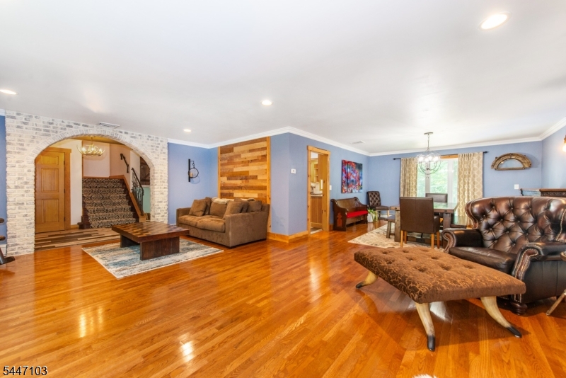 16 Tumbling Brook Rd