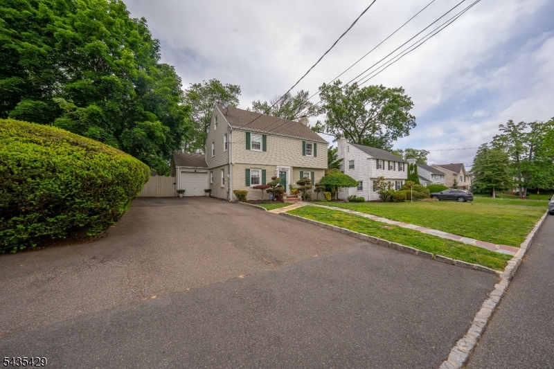 664 Duquesne Ter