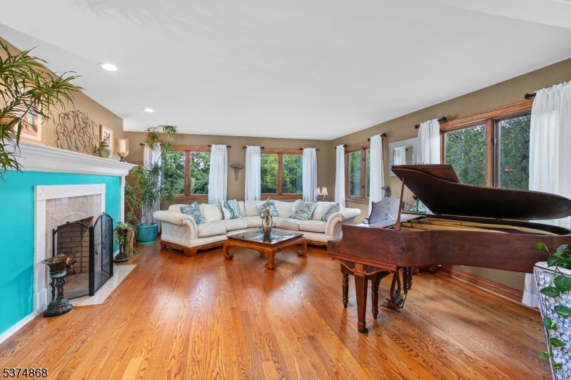 334 W Valley Brook Rd