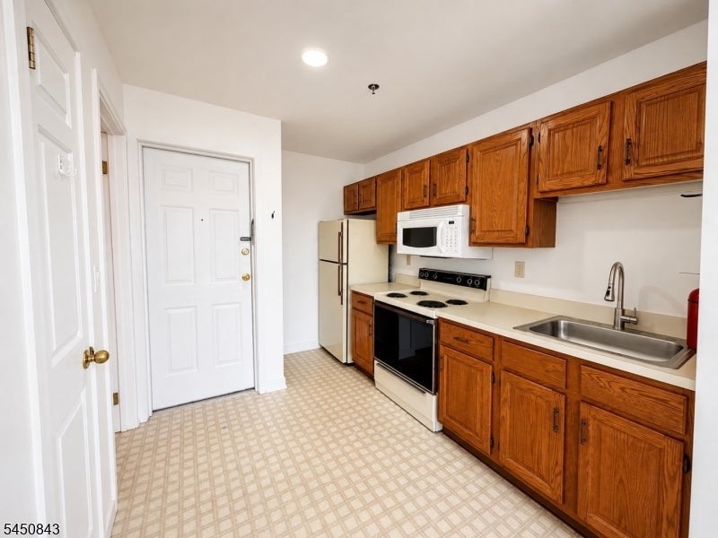 2 E Washington Ave 4B