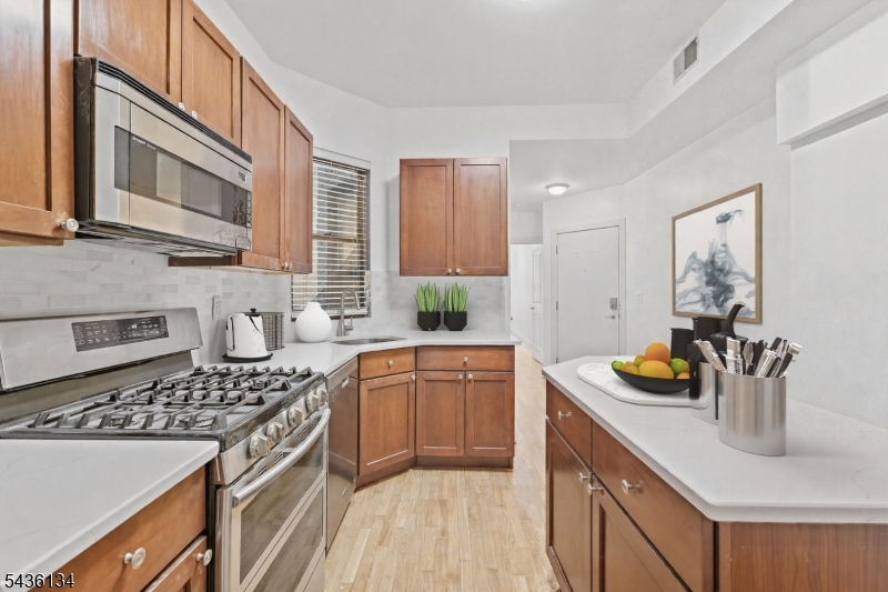 340 Pavonia Ave 1R