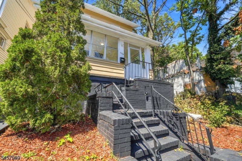 299 Smith St