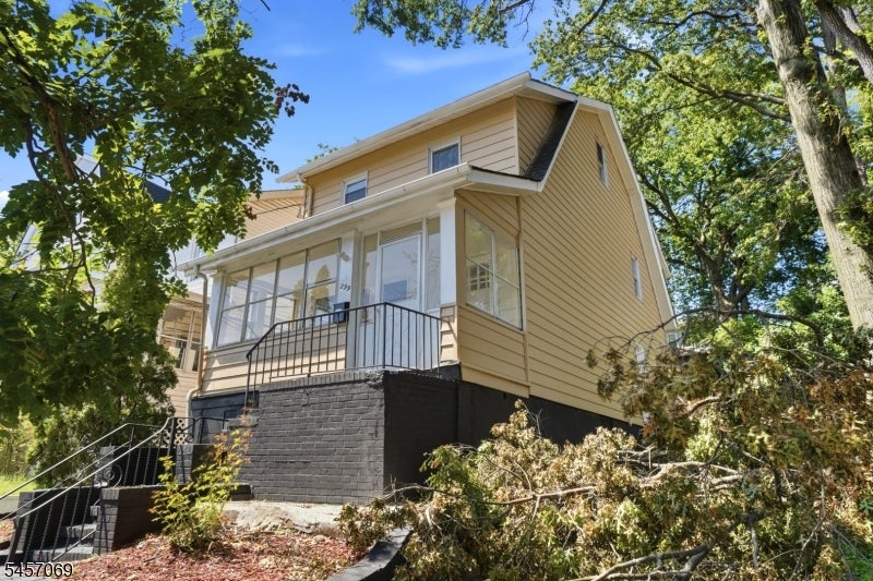 299 Smith St
