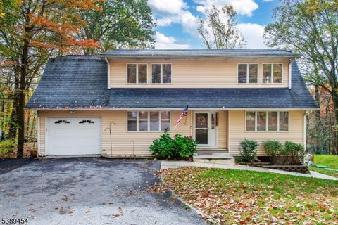 Photo of 312 Mountainside Dr, Vernon, NJ 07422 (MLS # 3993435)