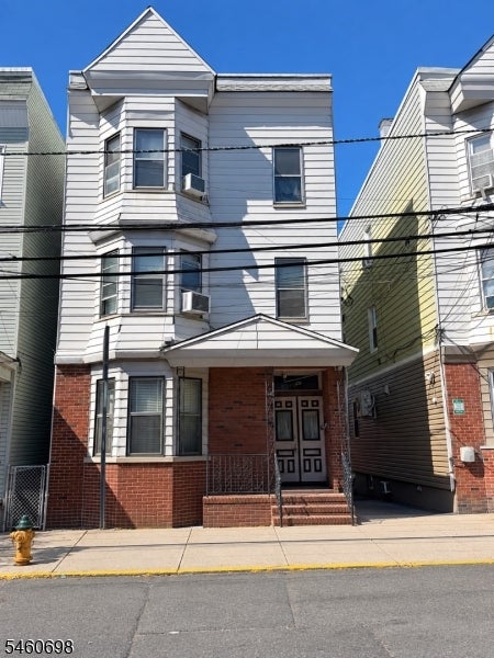 76 Ann St