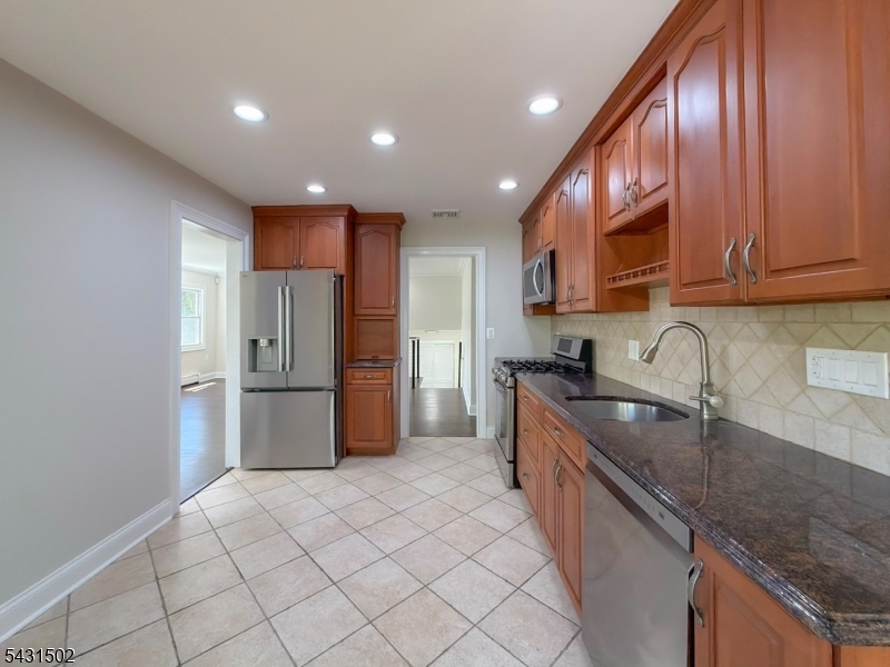 8 Woodland Dr
