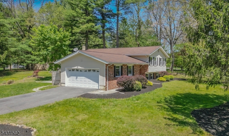 8 Woodland Dr