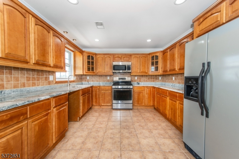 77 Cedar St 3