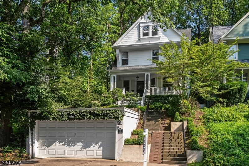 62 Mountain Ave