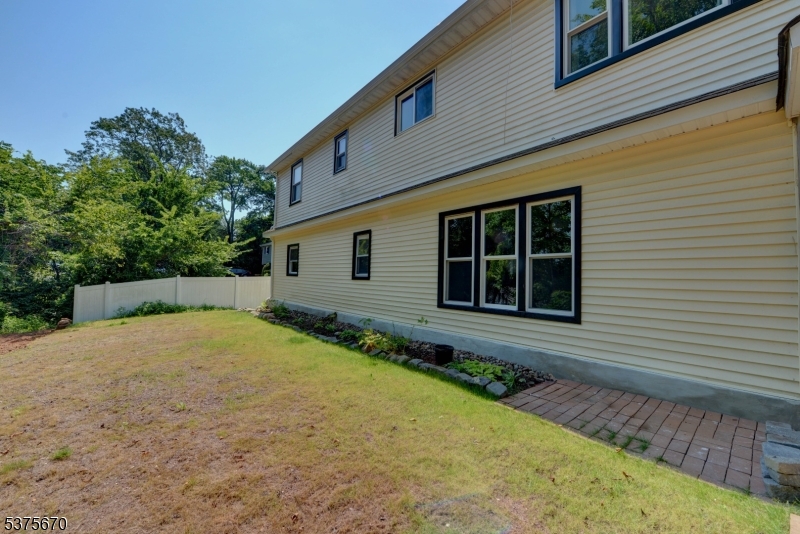8 West Dr