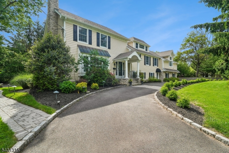 2 Briarwood Dr