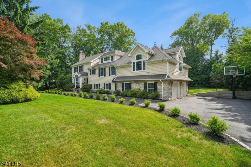 2 Briarwood Dr