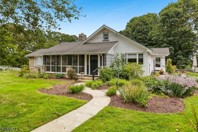 11 Clearwater Rd