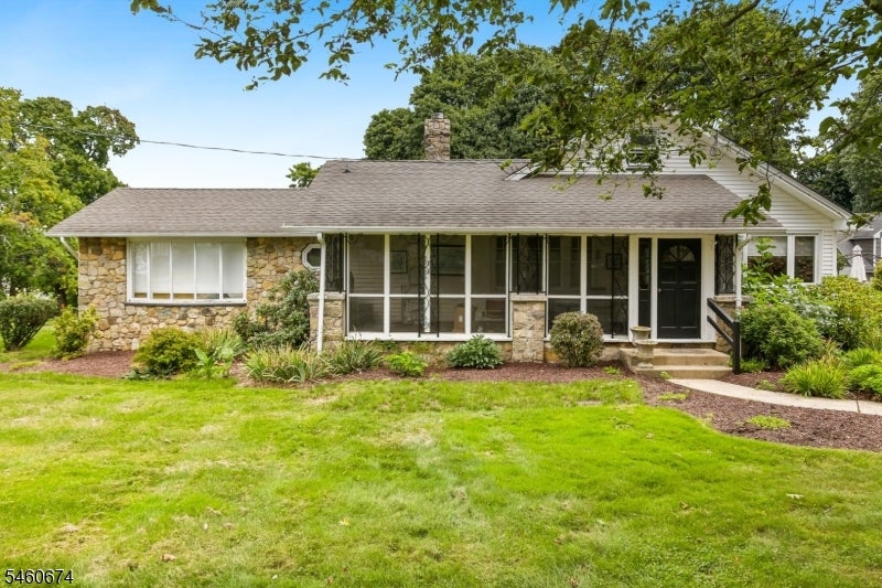 11 Clearwater Rd