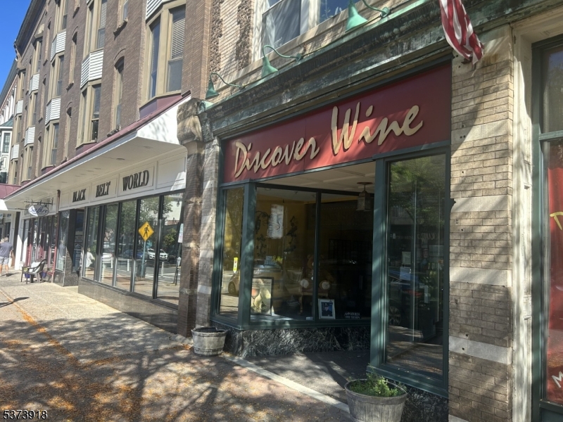 66 W Main St