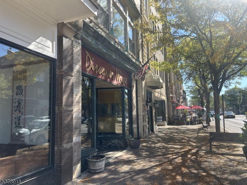 66 W Main St