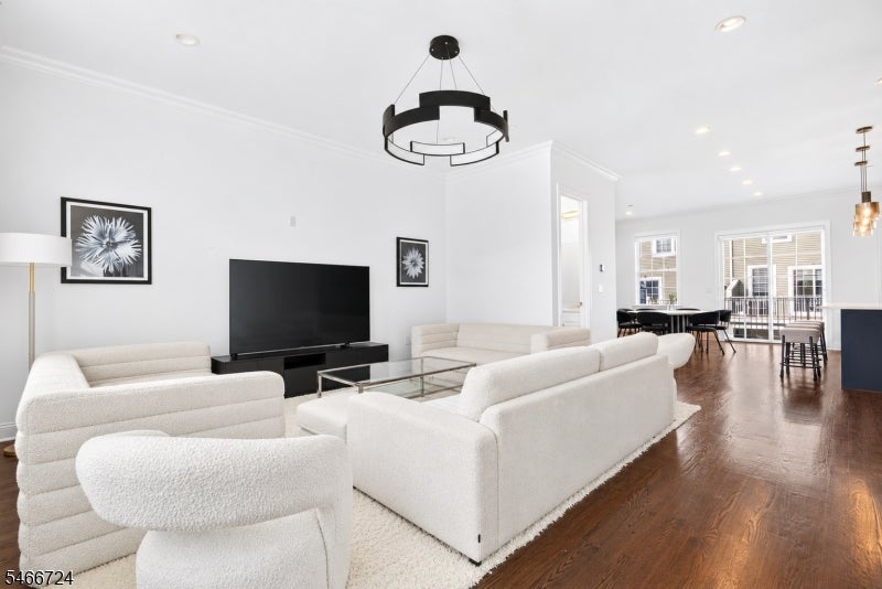 18 Parkside Ln