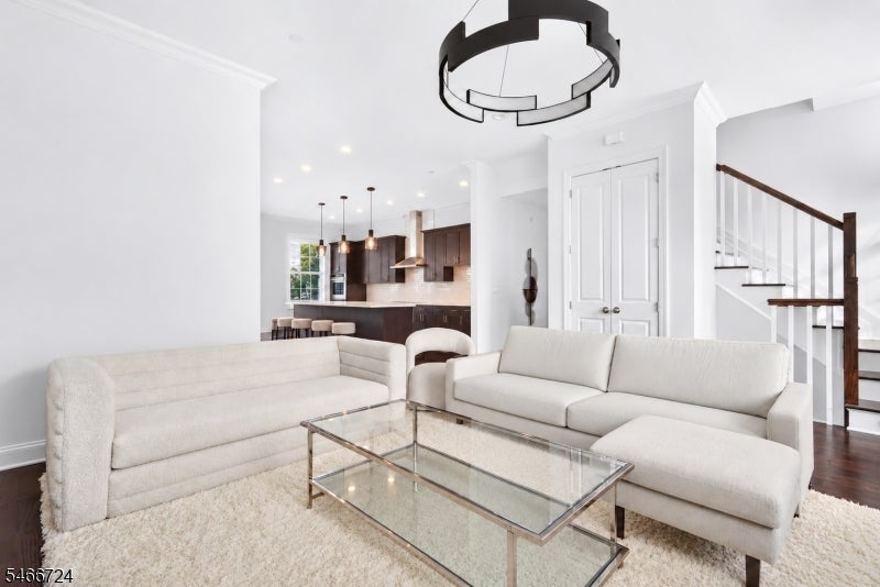 18 Parkside Ln