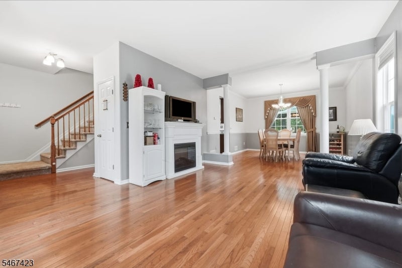 17 Windsor Ln