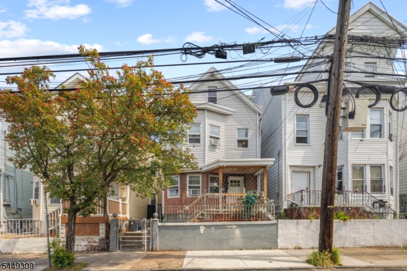109 Lyon St