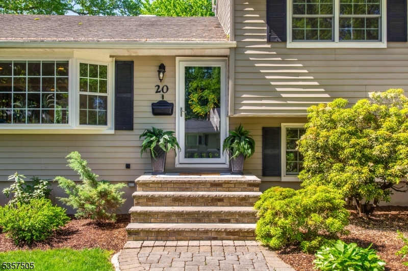 20 Canterbury Ln