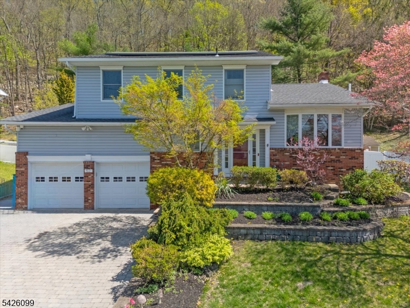 52 Molinari Dr