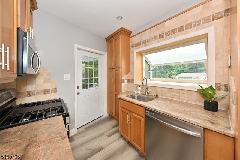 221 Lakeview Dr