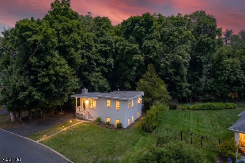 221 Lakeview Dr