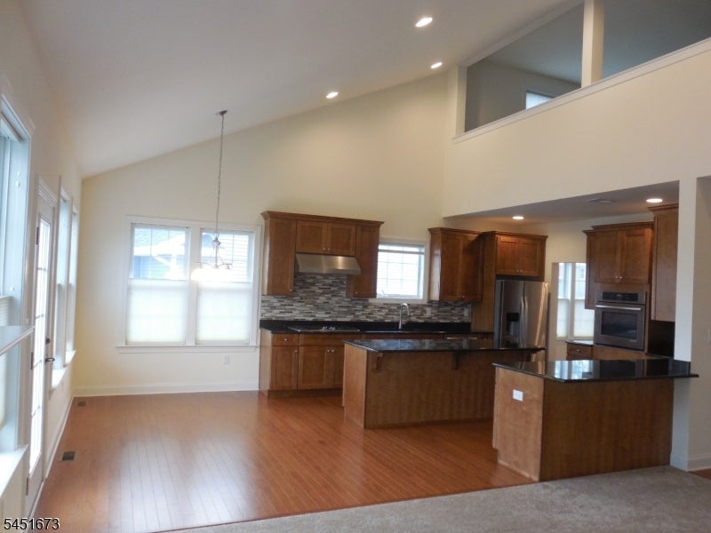 9 Comstock Ln