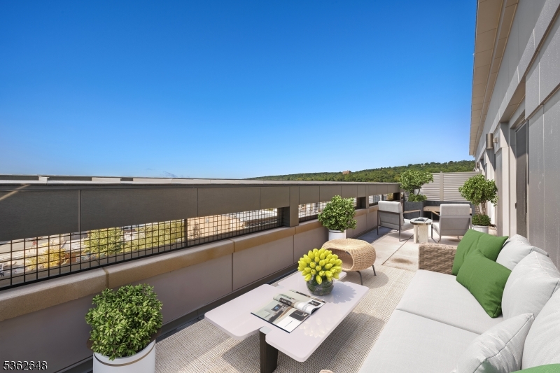 52 Taylor Pl - Unit 522 522