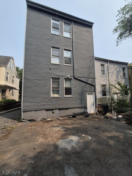 63 S 7Th St